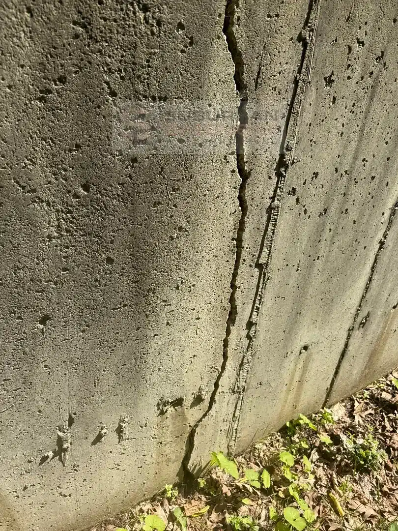 Crack running the full height of a poured concrete retaining wall in Farmington Hills MI